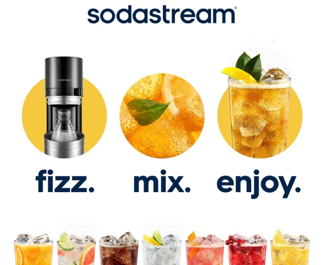 Distintos vasos rellenos de agua con gas saborizada e imágenes de la máquina gasificadora y frutas. Texto:"SodaStream.Fizz.Mix.Enjoy."