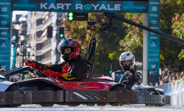 Pilotos compitiendo en karts eléctricos en el Kart Royale Granada.