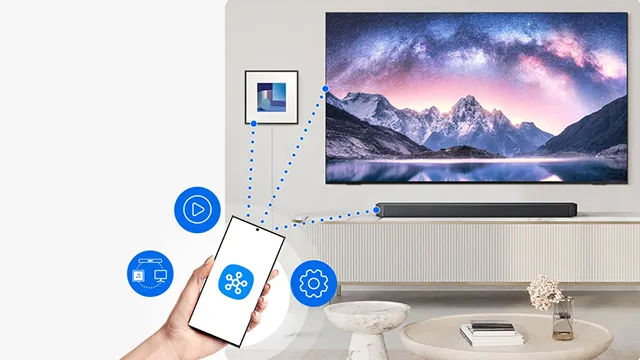 Persona sostiene smartphone conectado a TV y barra de sonido Samsung, íconos azules ilustran funciones inteligentes.