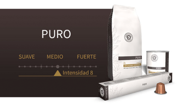 Productos de café "PURO": bolsa, lata y caja con cápsula. Panel marrón indica intensidad 8 entre suave, medio y fuerte.