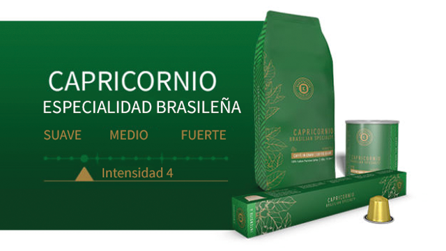 Paquete, lata, caja verde y cápsula dorada de café "Capricornio especialidad brasileña", intensidad 4, sobre un fondo blanco y verde.