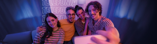 Un grupo de cuatro jóvenes sonríe y toma una selfie en un sofá, con la palabra "TELEFONÍA" repetida al fondo.