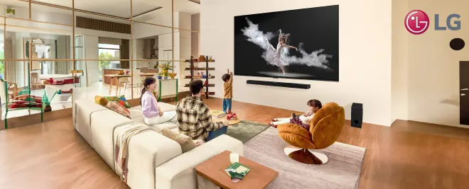 Familia en el salón con un sofá, silla giratoria y decoración moderna viendo una televisión LG grande con una barra de sonido.