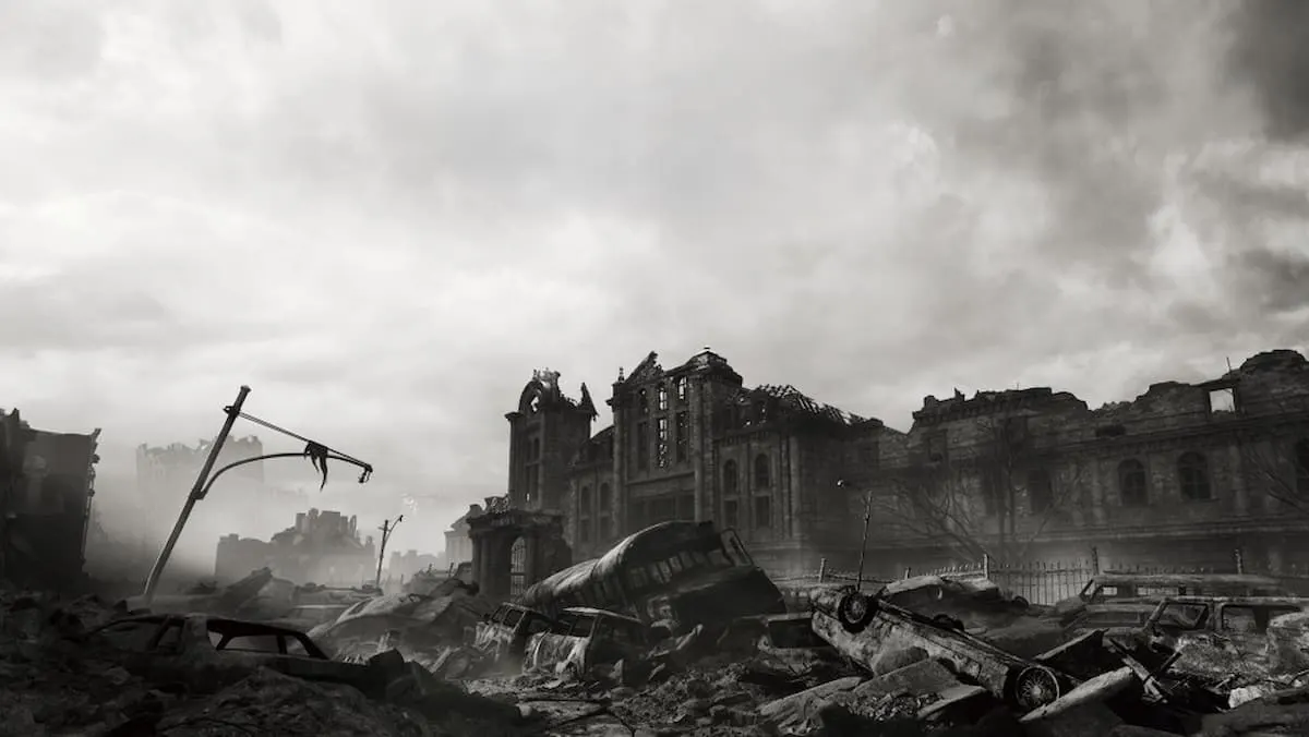 Paisaje urbano devastado, con edificios derrumbados, coches destrozados y cielo oscuro lleno de humo.