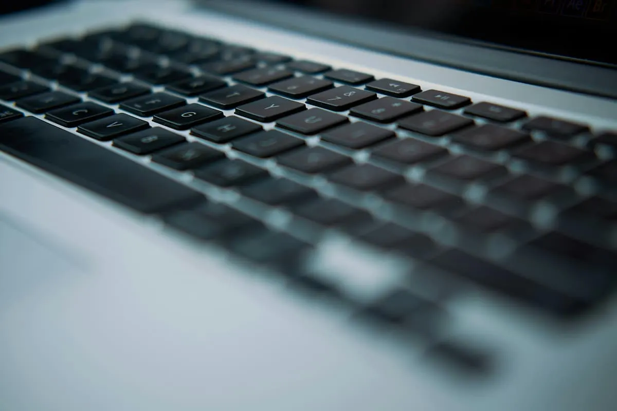 Teclado de ordenador portátil en primer plano con enfoque selectivo.