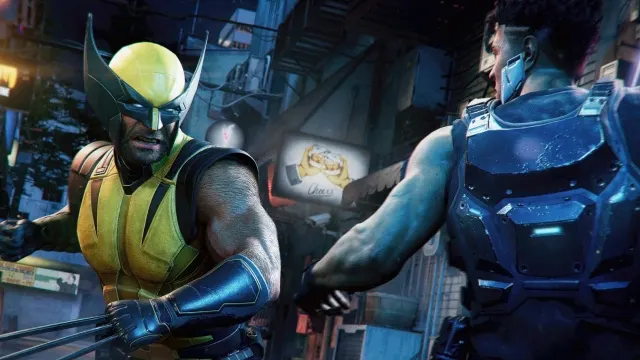 Lobezno con traje amarillo y garras extendidas lucha en una calle urbana nocturna contra un hombre con chaleco blindado y aspecto ciberpunk.