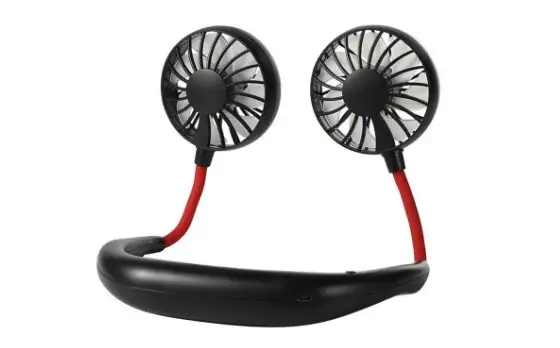Ventilador portátil de cuello con dos aspas negras y banda flexible roja y negra sobre fondo blanco.