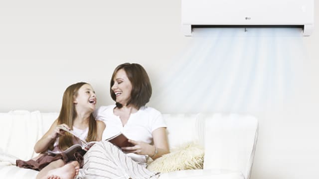 Sistema de aire acondicionado con función de autolimpieza que elimina bacterias y malos olores para un ambiente interior más saludable.