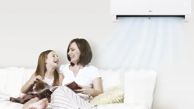 Sistema de aire acondicionado con función de autolimpieza que elimina bacterias y malos olores para un ambiente interior más saludable.