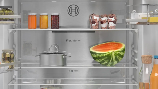 Interior del compartimento refrigerador, donde destaca la pared trasera metálica