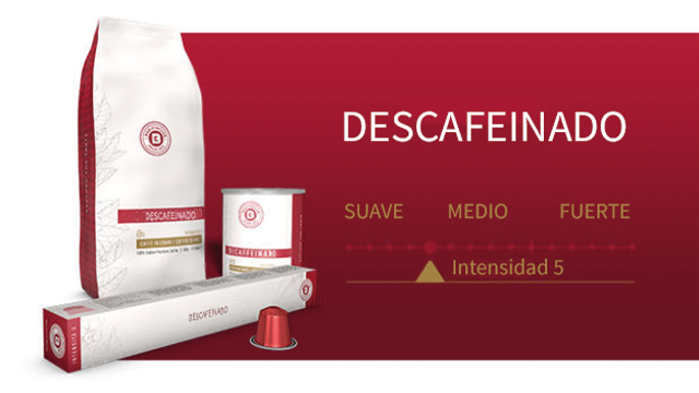 Hay un empaque, una lata, una caja y una cápsula de café descafeinado sobre un fondo rojo con texto.