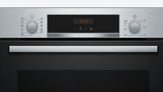 Detalle del panel de mandos del horno, con gran display LED y mandos giratorios ocultables