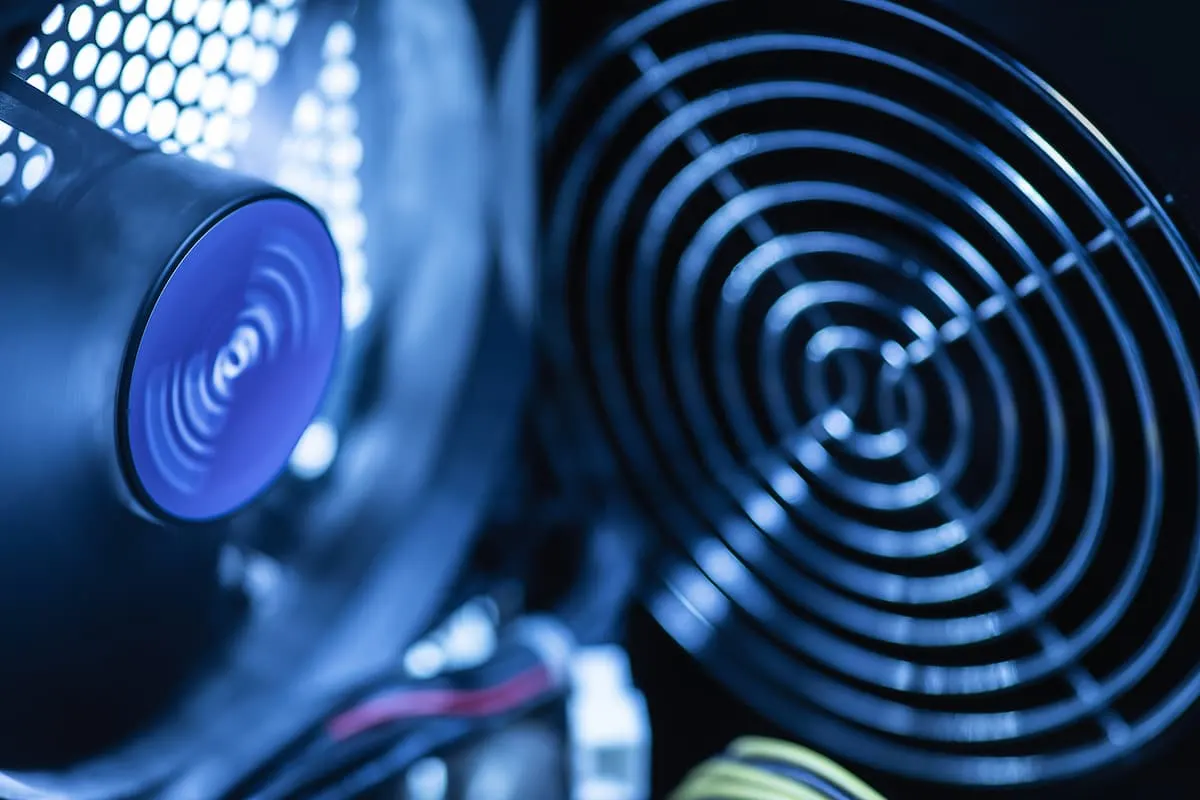 Ventiladores de PC con iluminación azul en primer plano sobre fondo oscuro