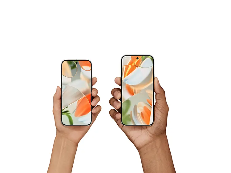 Dos manos sostienen dos teléfonos móviles con pantallas que muestran diseños abstractos en blanco, naranja y verde.