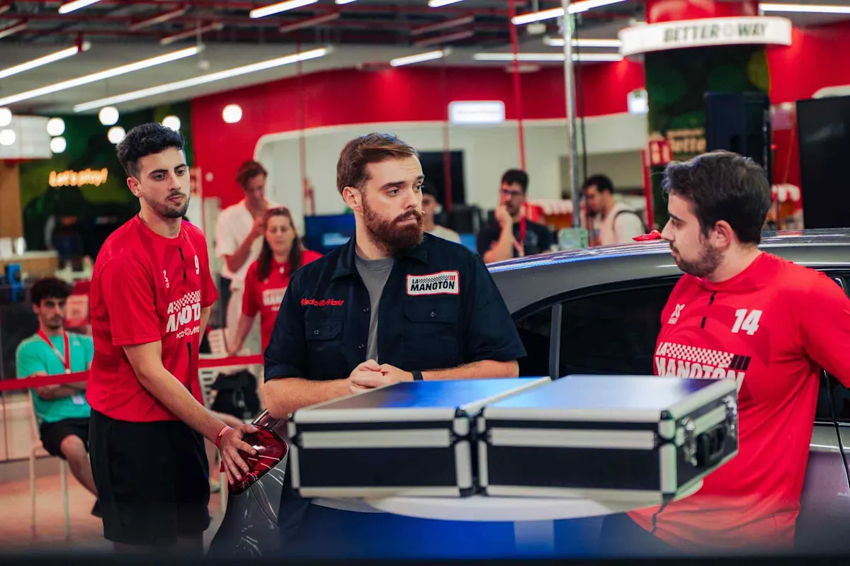 Finalistas de La Manotón enfrentan la prueba decisiva con maletines junto a Ibai Llanos.