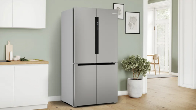 Frigorífico multipuerta de acero instalado en una amplia cocina conectada con el comedor