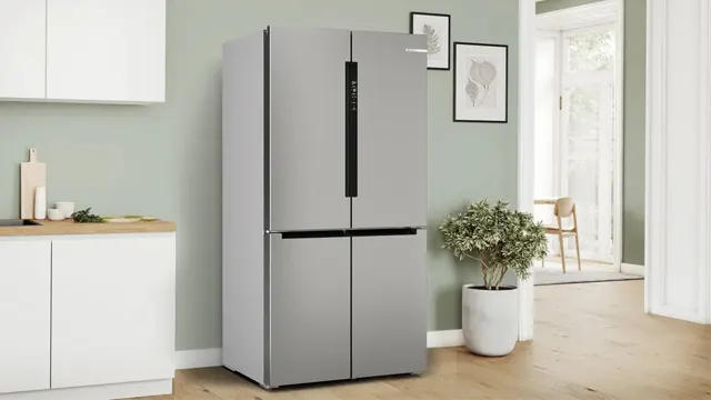 Frigorífico multipuerta de acero instalado en una amplia cocina conectada con el comedor