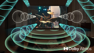 Pantalla con batería en concierto rodeada de círculos azules que indican audio. El logo de "Dolby Atmos" está en la esquina inferior.