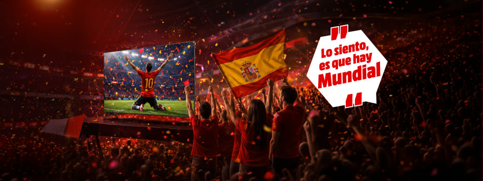 Banner promocional con fondo de estadio de fútbol iluminado y confeti; varios productos de tecnología y electrodomésticos (nevera, smartphone, portátil, televisor ,altavoz y freidora de aire) junto a un balón de fútbol acompañan el texto en rojo “Lo siento, es que hay Mundial”.
