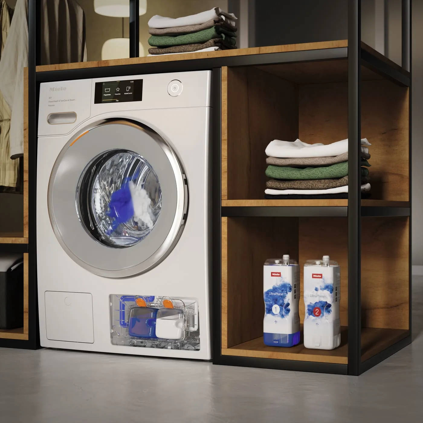 Lavadora blanca empotrada en estantería de madera con detergentes, ropa doblada, tambor con ropa azul y puerta plateada.