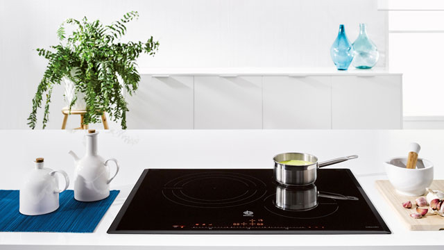 Moderna cocina en color blanco con una placa de inducción Balay de acabado brillante