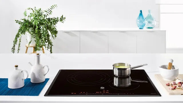 Moderna cocina en color blanco con una placa de inducción Balay de acabado brillante