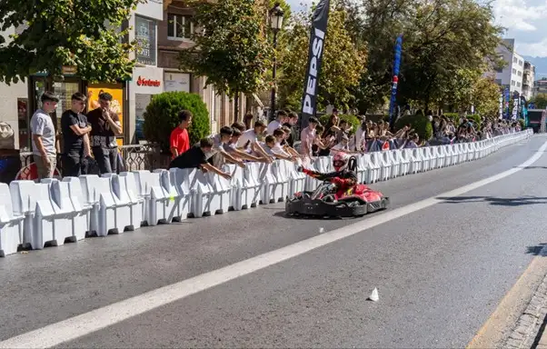 Piloto en kart eléctrico saludando al público durante el Kart Royale Granada.