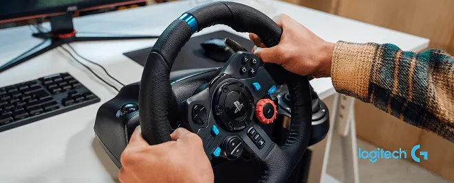 Productos Logitech G: Volante G29 con brazos agarrándolo.