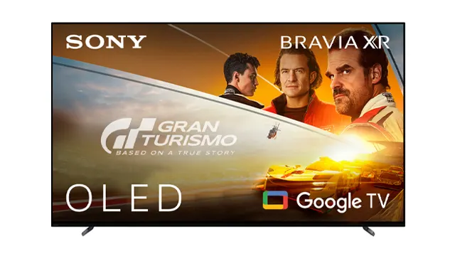 Televisor Sony Bravia XR OLED con logo de Gran Turismo, tres hombres y coches. Google TV está abajo a la derecha.