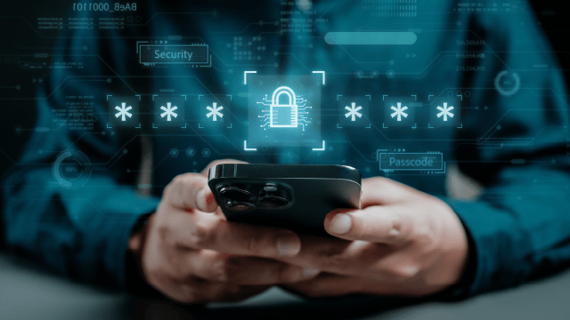 Un hombre sostiene un teléfono negro con un candado digital y asteriscos azules en una pantalla de seguridad.