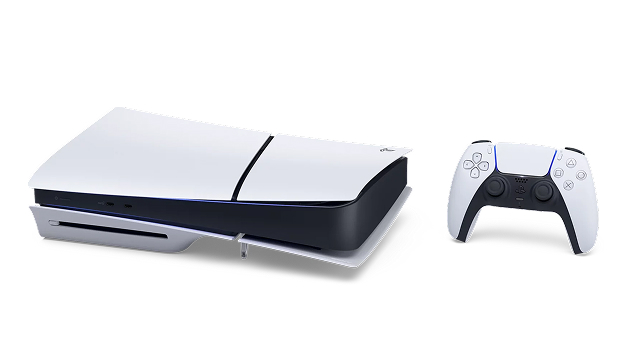 Consola PlayStation 5 blanca en horizontal junto a un mando DualSense blanco y negro sobre una superficie clara.