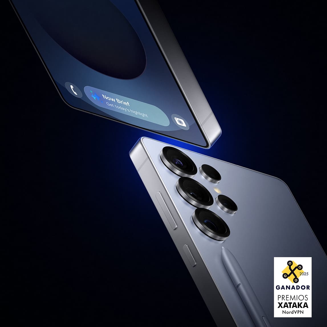 Dos teléfonos con pantallas azules; uno muestra una notificación y el otro tiene múltiples lentes de cámara. Logo donde se muestra que Samsung ha sido galardonado con el 2º puesto en los premios Xataka 2025.
