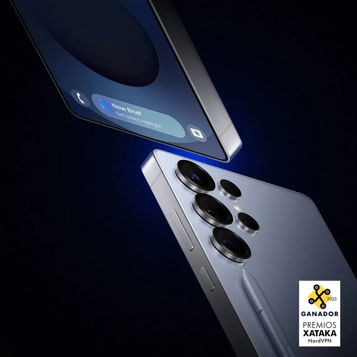Dos teléfonos con pantallas azules; uno muestra una notificación y el otro tiene múltiples lentes de cámara. Logo donde se muestra que Samsung ha sido galardonado con el 2º puesto en los premios Xataka 2025.