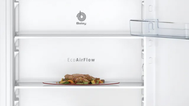 Un plato con alimentos en el interior del refrigerador. En la pared trasera aparecen serigrafiados el logotipo de Balay y la palabra EcoAirFlow 