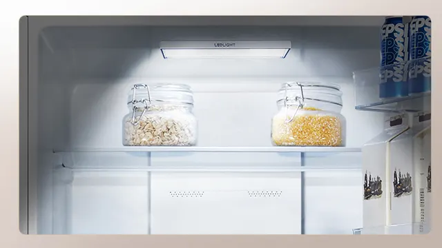 Frigorífico abierto iluminado para graficar la iluminación led