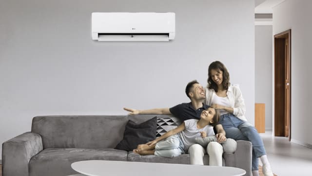 Aire acondicionado LG instalado en un salón moderno que permite reutilizar conexiones existentes gracias a la tecnología Replace, sin necesidad de obras.