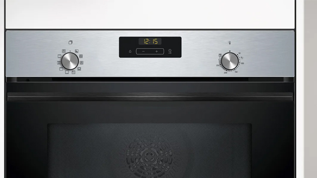 Detalle de los mandos y el display táctil del horno