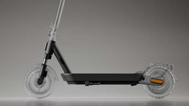 Vista lateral del Xiaomi Electric Scooter 5 Pro destacando su estructura de marco reforzado y diseño resistente.
