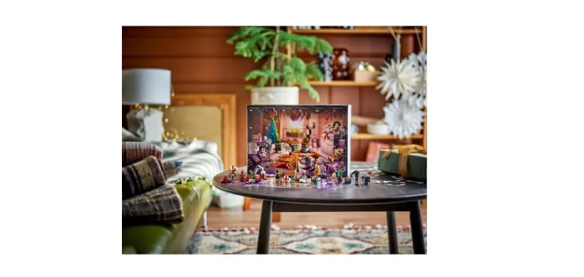 Set LEGO montado sobre una mesa en una sala acogedora.