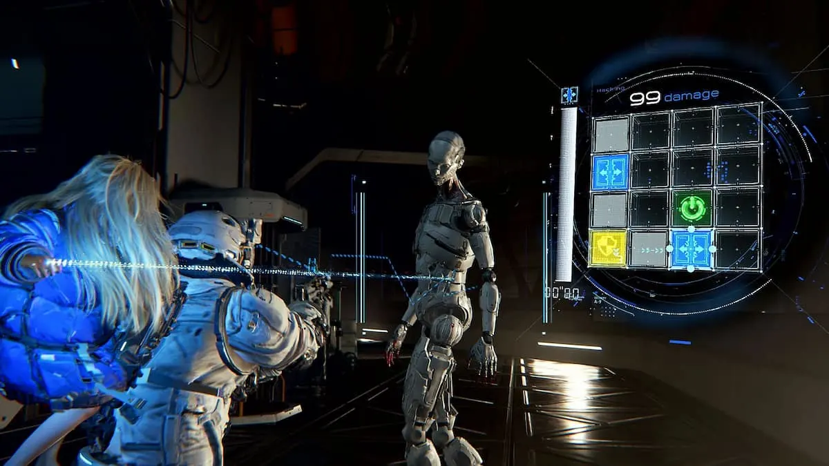 Personajes robóticos frente a una pantalla holográfica con cuadrícula de colores en un entorno de videojuego de ciencia ficción.
