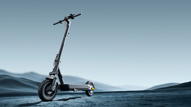 Patinete Xiaomi Electric Scooter 5 Pro en primer plano sobre un paisaje minimalista, destacando su diseño robusto y elegante.