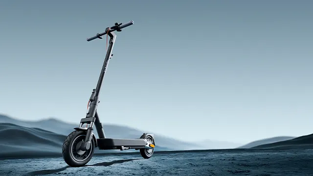Patinete Xiaomi Electric Scooter 5 Pro en primer plano sobre un paisaje minimalista, destacando su diseño robusto y elegante.