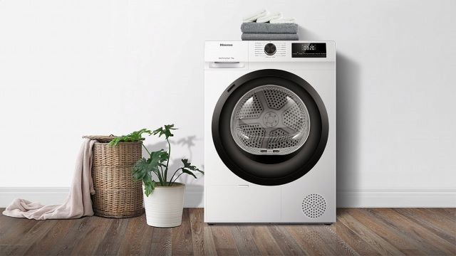 Lavadora hisense con ropa arriba y un cesto de la ropa.