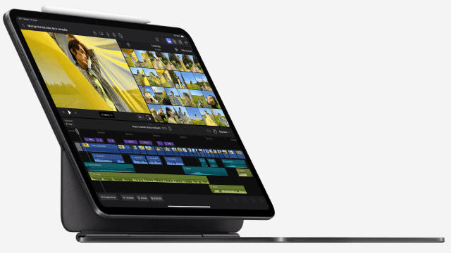 Un iPad abierto de color negro con funda y en la pantalla herramientas de trabajo 