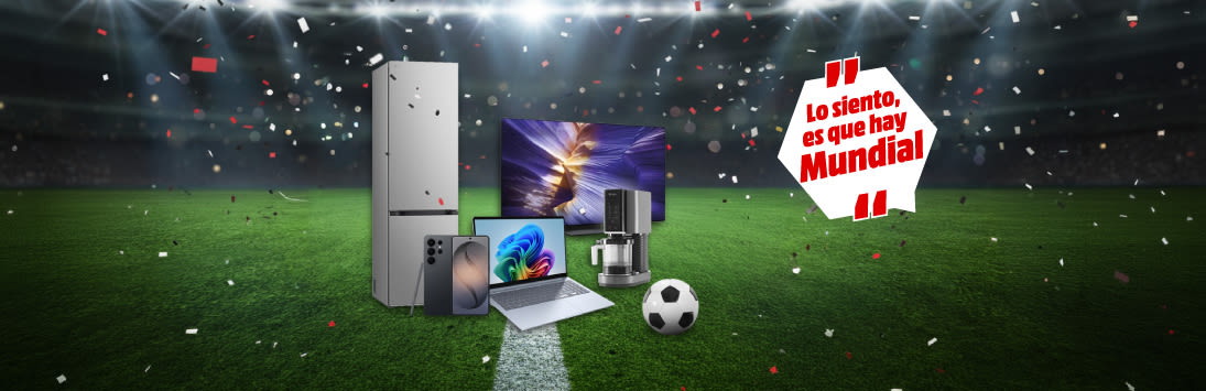 Imagen promocional de Mundial con productos electrónicos sobre campo de fútbol, balón, confeti volador y cartel rojo que dice "Lo siento, es que hay Mundial".