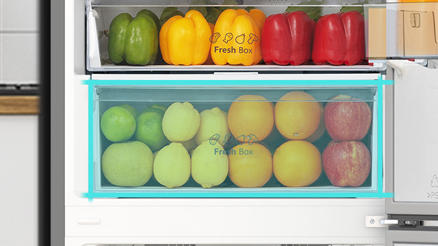 Frigorífico abierto donde se puede ver el cajón especial para frutas y verduras
