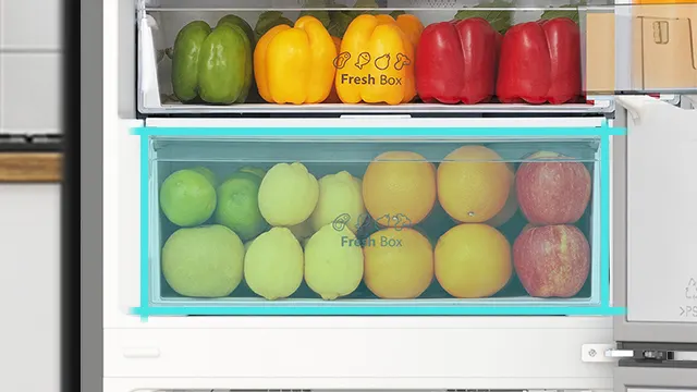 Frigorífico abierto donde se puede ver el cajón especial para frutas y verduras