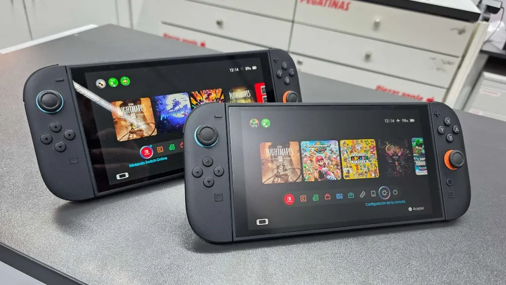 Dos consolas Nintendo Switch 2 sobre un mostrador mostrando el menú de juegos.