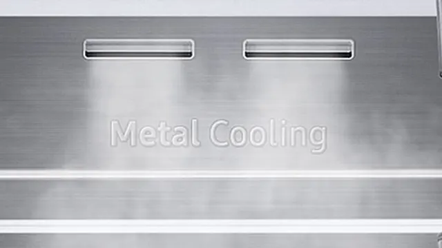 Interior de nevera con panel metálico "Metal Cooling".