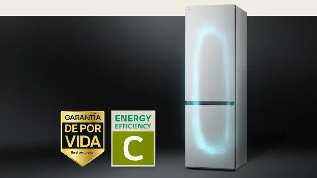 Refrigerador blanco con iluminación azul, etiqueta de garantía dorada y etiqueta verde de eficiencia energética "C".
